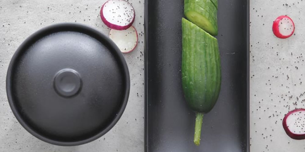 Asiatische Schale mit Deckel hält das Essen warm