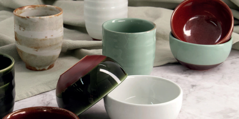 Asiatischer Becher mit heißem Getränk