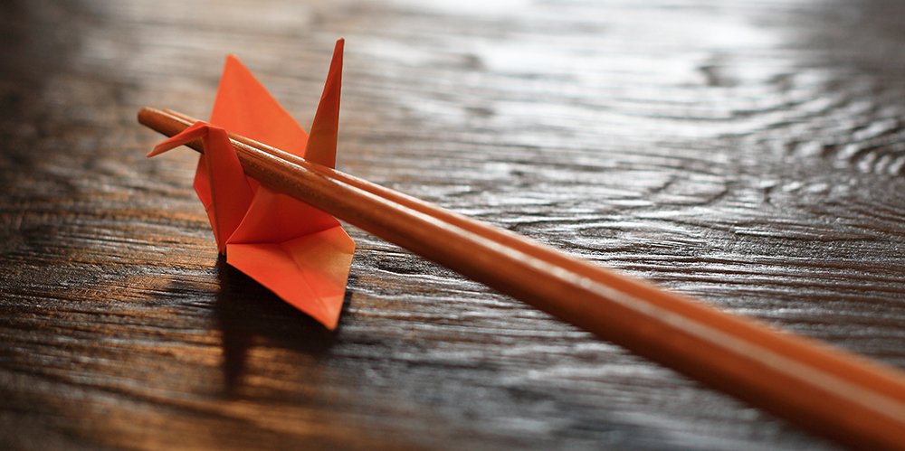 Essstäbchen auf Essstäbchenablage aus Porzellan