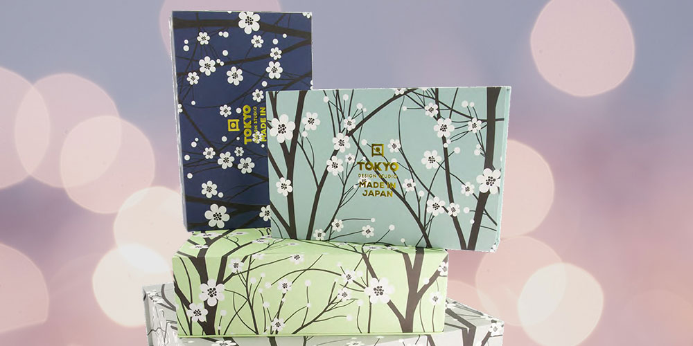 Frau öffnet Geschenkset