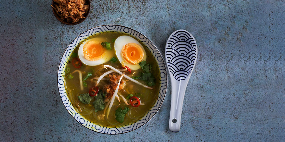 Asiatische Suppe mit asiatischem Löffel