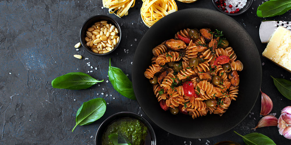 Asiatischer Suppenteller mit buntem Pastagericht