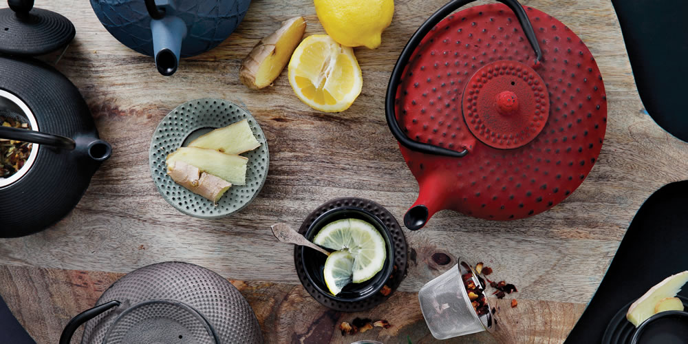 Gusseiserne Teekannen mit Teebechern